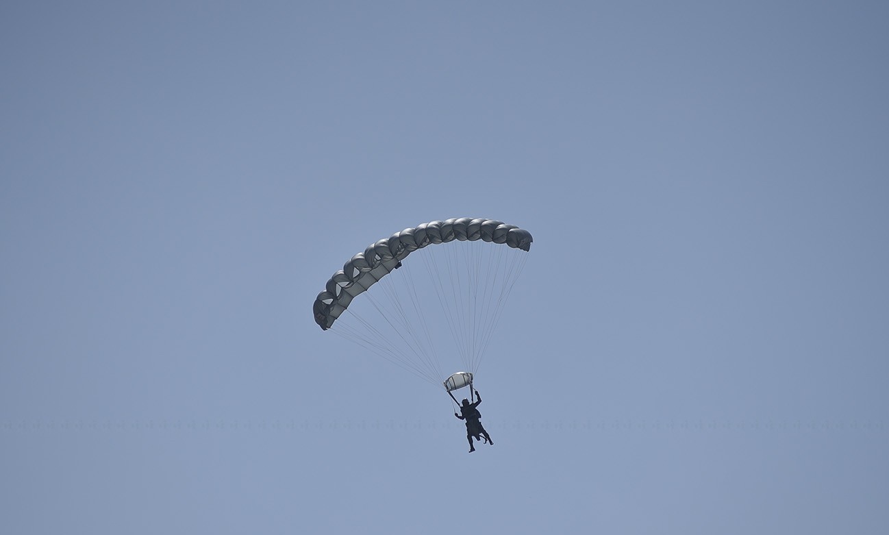 पोखरामा प्याराग्लाइडिङबाट खस्दा पाइलटको मृत्यु, यात्रु गम्भीर घाइते