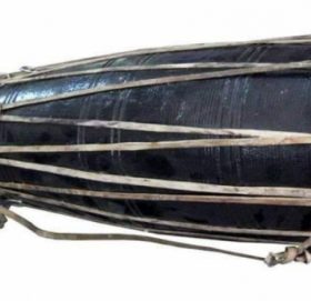 कोरोना प्रभाव : टीकापुरका बादी समुदायको मादल बनाउने पेशा सङ्कटमा