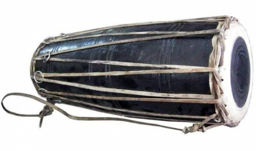 कोरोना प्रभाव : टीकापुरका बादी समुदायको मादल बनाउने पेशा सङ्कटमा