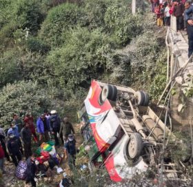 भैरहवा जाँदै गरेको बस आँबुखैरेनीमा दुर्घटना, १७ जना घाइते