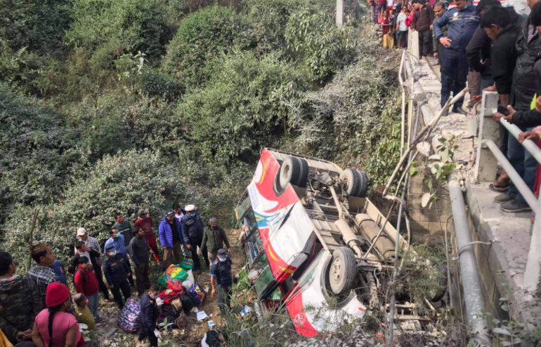 भैरहवा जाँदै गरेको बस आँबुखैरेनीमा दुर्घटना, १७ जना घाइते