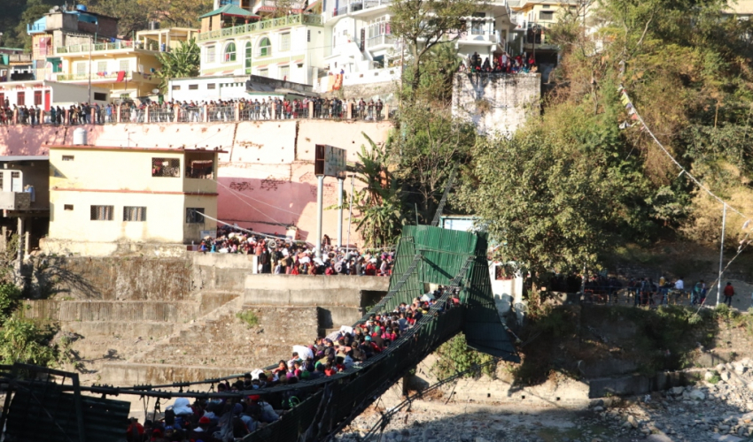 भारतले झोलुंगे पुल एकतर्फी बन्द गरिदिदा धार्चुला छिरेका नेपालीलाई सास्ती