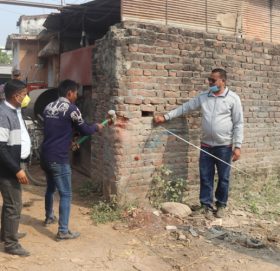 धनगढीमा सडकको क्षेत्राधिकार भित्र पर्ने संरचना घरधनी भत्काउँदै