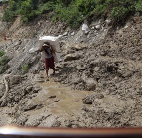 हिउँदमा पनि पहिराे खस्न लाग्याे साँफे मार्तडि सडक खण्डमा (लाइभ भिडियाे)