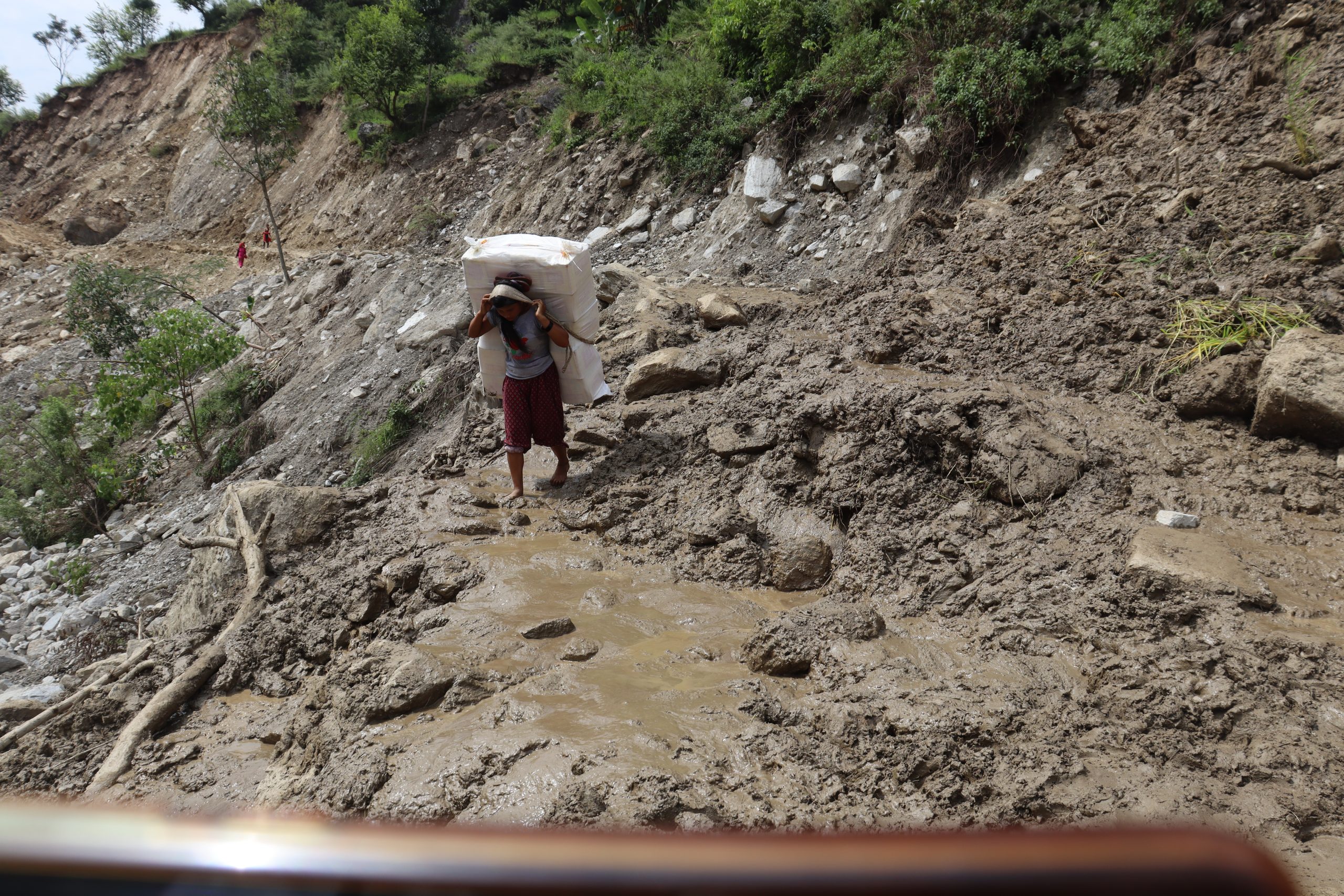 हिउँदमा पनि पहिराे खस्न लाग्याे साँफे मार्तडि सडक खण्डमा (लाइभ भिडियाे)