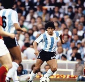 विश्वविख्यात फुटबल खेलाडी म्याराडोनाको निधन