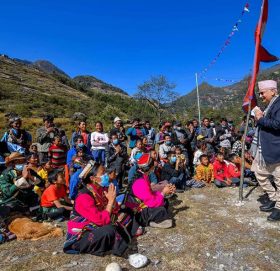 मास्क प्रधानमन्त्रीको हातमा, बालबालिका छन् साथमा !