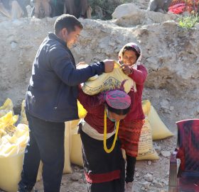 हुम्लाको ताजाकोटका बाढीपहिरो पिडितलाइ बडिमालिका खबर द्धारा राहत बितरण