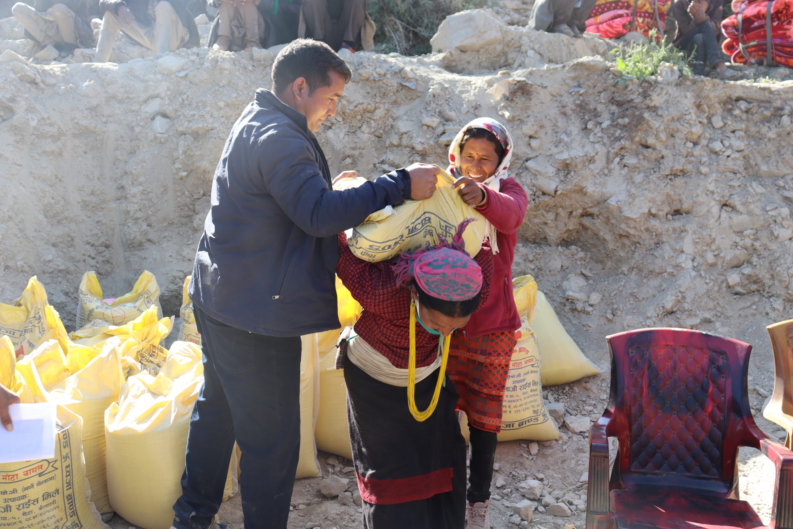 हुम्लाको ताजाकोटका बाढीपहिरो पिडितलाइ बडिमालिका खबर द्धारा राहत बितरण