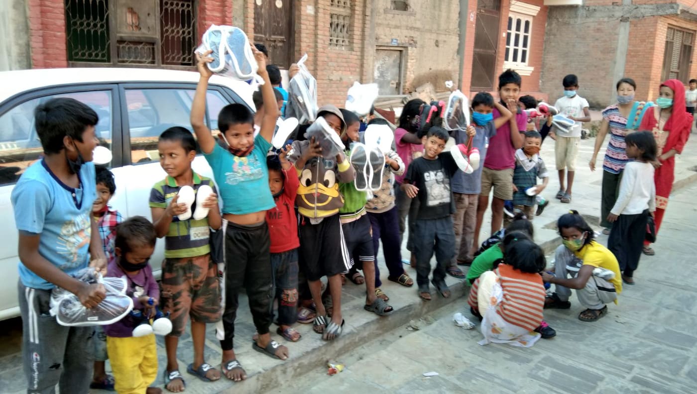 अलपत्र तथा असाहयलाई लुगाकपडा सहयोग