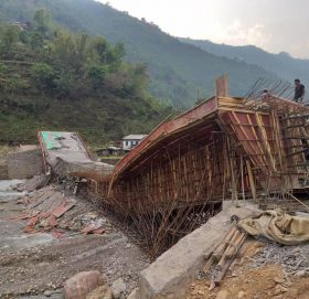 ठेकेदार सम्पर्कमा नआएपछि सडक र मोटरेबल पुल अलपत्र