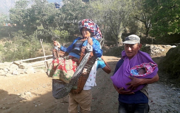 ५० शय्याको अस्पतालमा डोकोमा बिरामी  बोक्छन