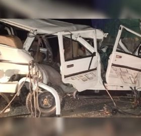 जन्तीबाट फर्किएको जीप ट्रकसँग ठोक्किदा, ६ बच्चासहित सबै १४ जनाको मृत्यु