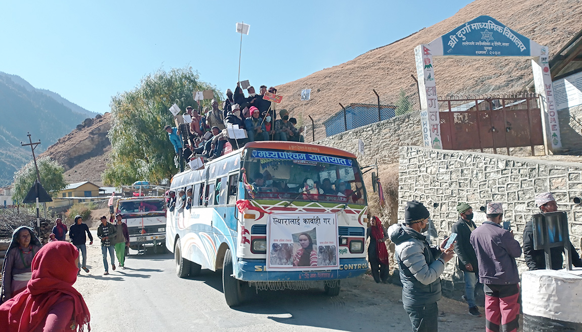 बलात्कारी उम्काउन खोजेको भन्दै ८० किमि टाढादेखि आन्दोलन गर्न आए गाउँले