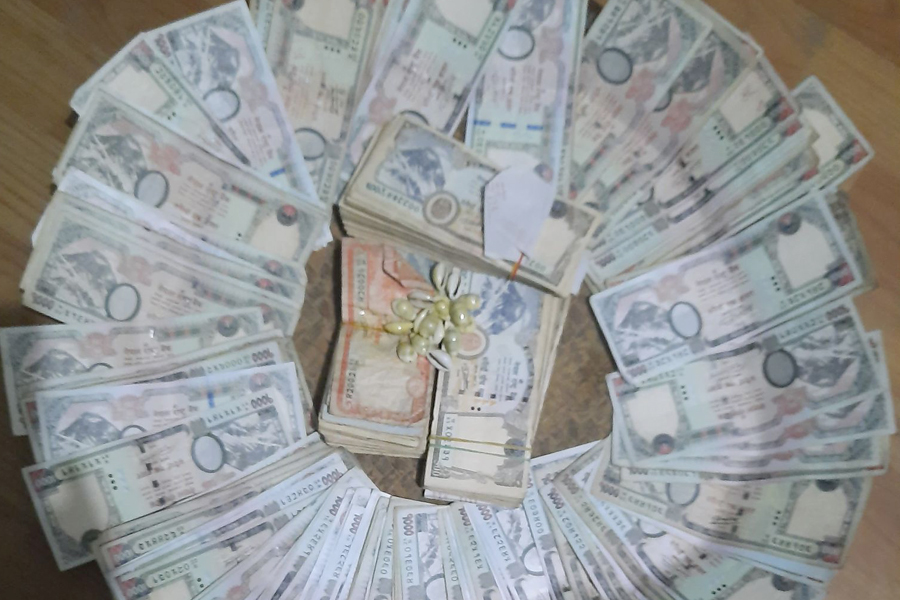 कैलालीमा २ लाखसहित जुवातास खेलिरहेका ८ जना पक्राउ