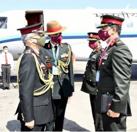 भारतीय सेनाध्यक्षलाई नेपाली सेनाको मानार्थ महारथीको दज्र्यानी दिइँदै