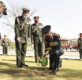जंगी अड्डाभित्र भारतीय सेनाध्यक्षले रोपे ओखरको बिरुवा
