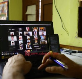 अनलाइन कक्षाको गोलचक्करमै गुज्रियो आधा शैक्षिक सत्र, समस्या र अन्योल यथावत