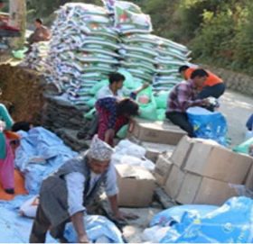 बाजुरामा यूनेस्को र पीसविनद्धारा राहात सामग्री वितरण