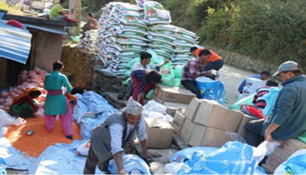 बाजुरामा यूनेस्को र पीसविनद्धारा राहात सामग्री वितरण