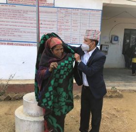 सेवा लिन आउने बृद्धबृद्धालाइ कम्मल दिदै जिल्ला प्रशासन कार्यलय अछाम