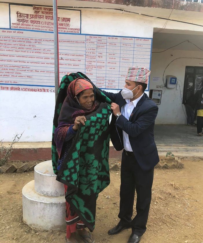 सेवा लिन आउने बृद्धबृद्धालाइ कम्मल दिदै जिल्ला प्रशासन कार्यलय अछाम