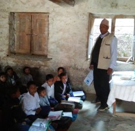 रत्न माबि अङग्रेजी माध्यायमको चिसाे भुइँमा पढाई