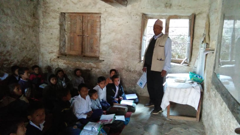 रत्न माबि अङग्रेजी माध्यायमको चिसाे भुइँमा पढाई