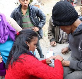 अन्तराष्ट्रिय अपांग दिवसको अबसर घरमै पाए रतिले परिचयपत्र (फाेटाे फिचर)