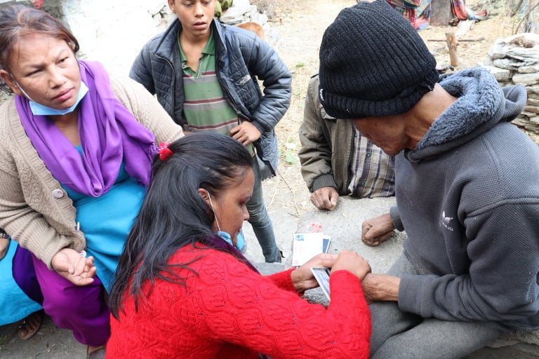 अन्तराष्ट्रिय अपांग दिवसको अबसर घरमै पाए रतिले परिचयपत्र (फाेटाे फिचर)