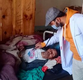 जिवनमरणको दोसाधमा रहेका खलेको कोल्टि प्राथमिक स्वास्थ्य केन्द्रमा उपचार हुदै