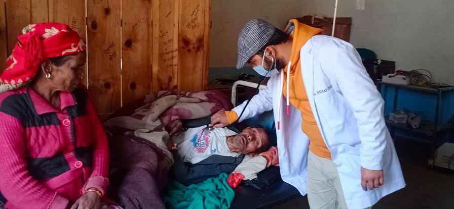 जिवनमरणको दोसाधमा रहेका खलेको कोल्टि प्राथमिक स्वास्थ्य केन्द्रमा उपचार हुदै