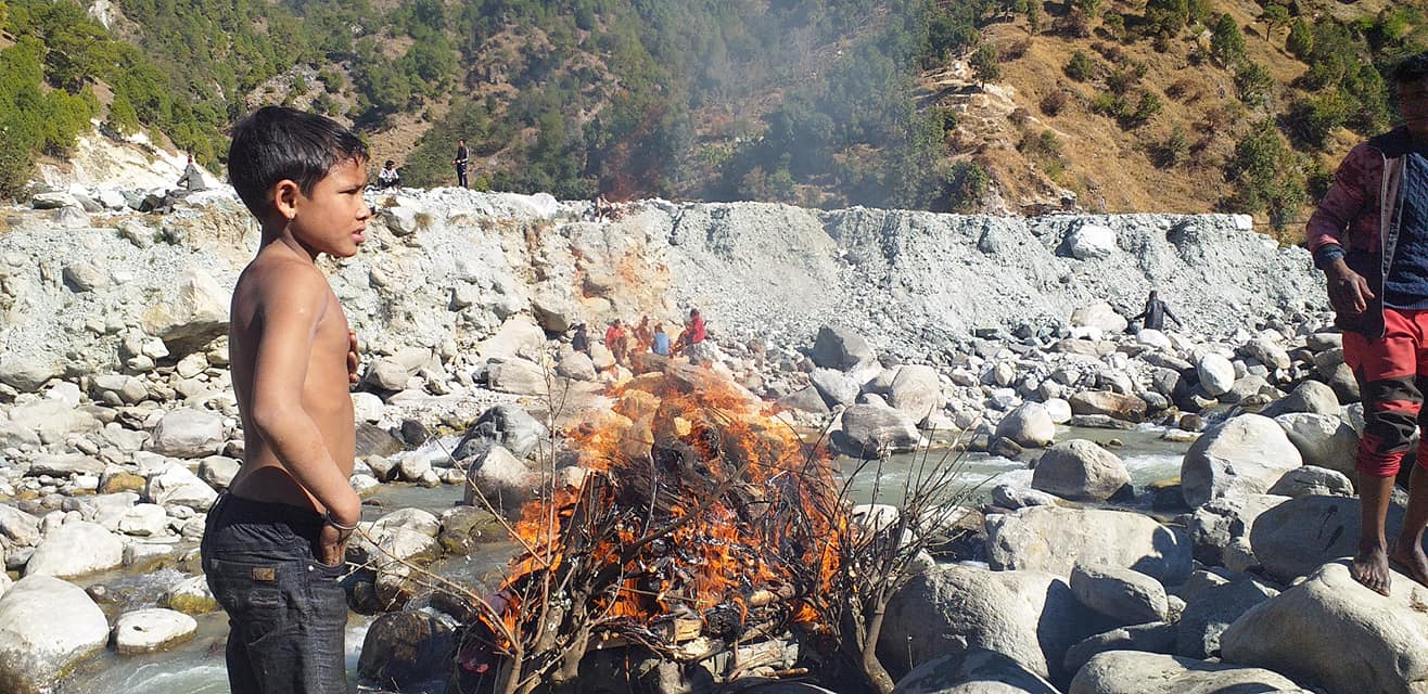 बुवा चितामा जलिरहेका बेला, नाबालक छोराको मन पनि जलिरहयो………