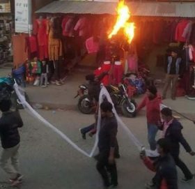 डडेल्धुरामा प्रधानमन्त्री ओलीको पुतला जलाइयो