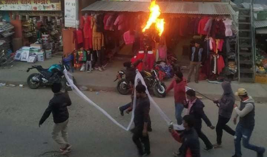 डडेल्धुरामा प्रधानमन्त्री ओलीको पुतला जलाइयो