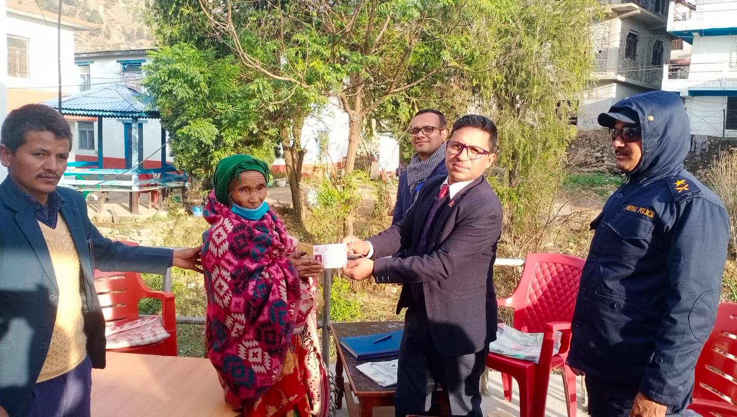 सिडियो गैह्रेले आफ्नै पहलमा दिए ७१ बर्षिय सुर्जमतिलाई नागरिकता