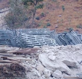 ठेकेदार शाहले आफ्नै लगानिमा सडक बनाएर बेलिबिज्रको सामान ढुवानी