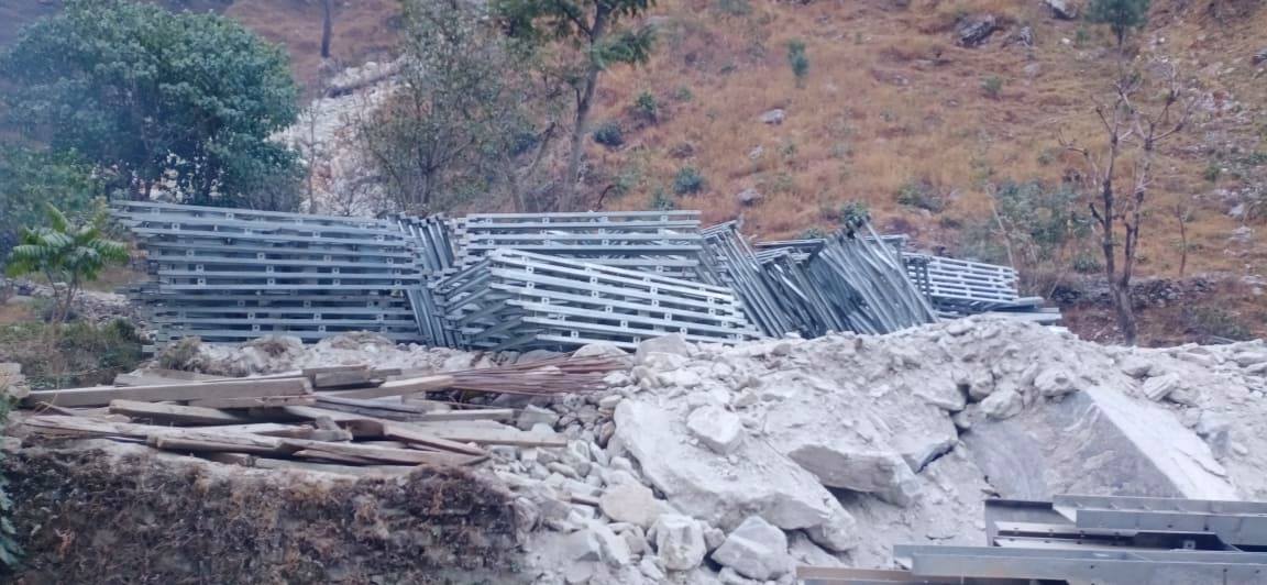 ठेकेदार शाहले आफ्नै लगानिमा सडक बनाएर बेलिबिज्रको सामान ढुवानी