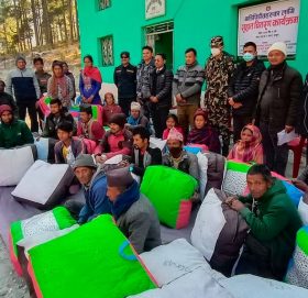 सूचना आयुक्त कमला ओलीले गरिन्, बाजुराका बाढी पीडितलाई सहयोग