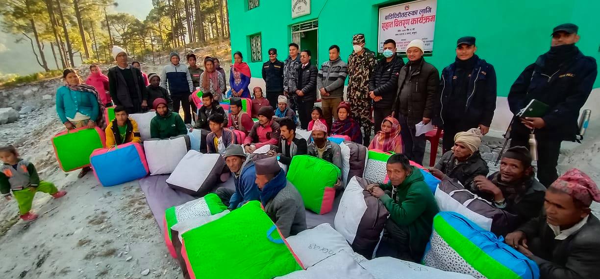 सूचना आयुक्त कमला ओलीले गरिन्, बाजुराका बाढी पीडितलाई सहयोग