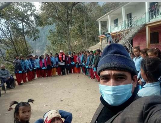 त्रिवेणी नगरपालिका द्धारा विद्यार्थिहरुलाई प्याड वितरण