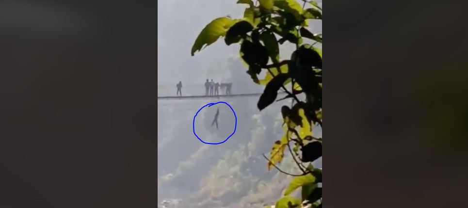 टिकटक बनाउन झुलेङ्गे पुलमा झुण्डिएका युवा खसेर गम्भीर घाइते
