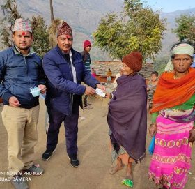 सिडियो उपाध्यायले घरमै पुगेर ८३ बर्षिय सीतालाइ नागरिकता दिए