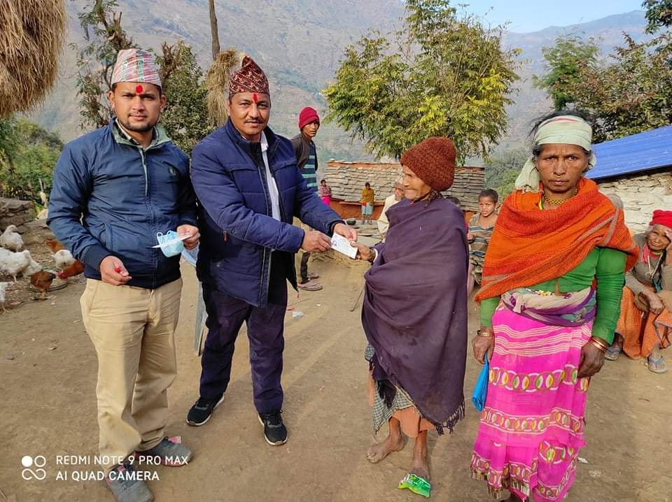 सिडियो उपाध्यायले घरमै पुगेर ८३ बर्षिय सीतालाइ नागरिकता दिए