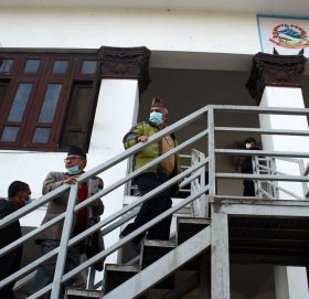 वैधानिकता दावी गर्दै निर्वाचन आयोग पुग्यो नेकपाको प्रचण्ड–नेपाल पक्ष