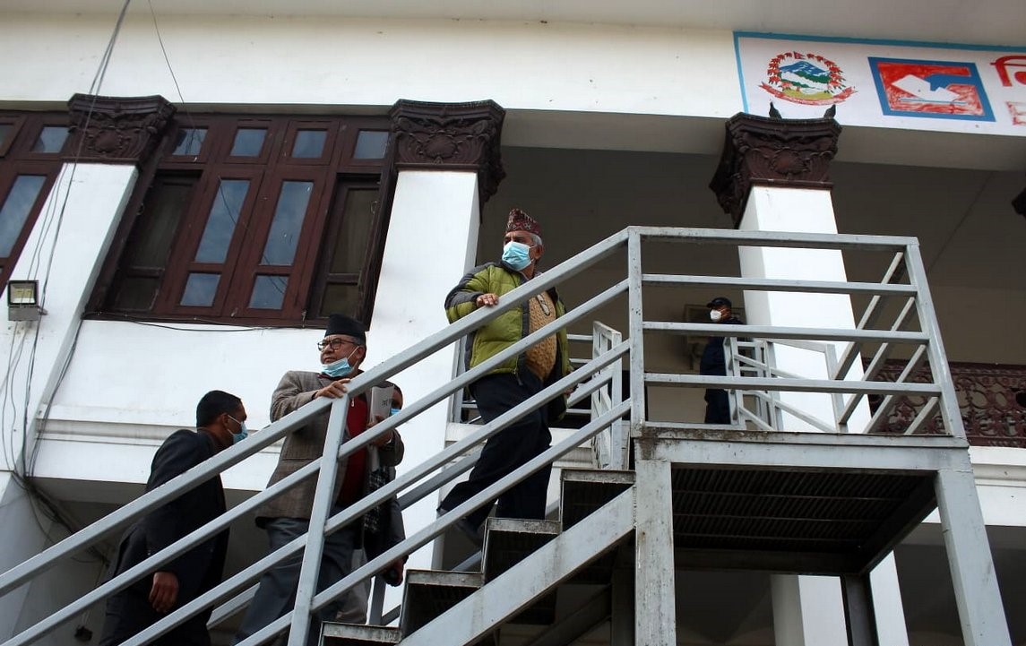 वैधानिकता दावी गर्दै निर्वाचन आयोग पुग्यो नेकपाको प्रचण्ड–नेपाल पक्ष