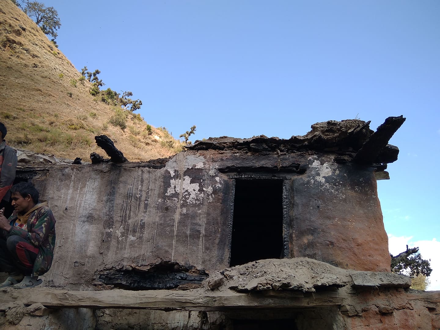 हिमाली गाउँपालिकाकाे एक स्थानियकाे घरमा आगलागी हुदा लाखाैकाे क्षेती