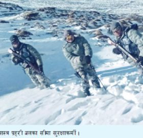 हिउँ छिचोल्दै सीमामा सुरक्षा गस्ती