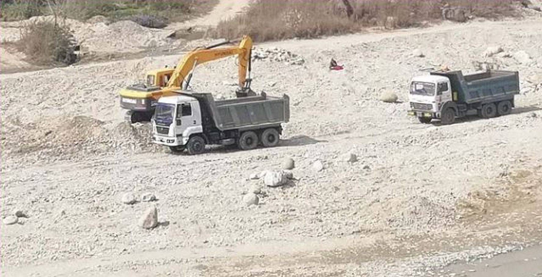 बाजुराका पुर्व समन्वय अधिकारी हाल गाेरखा सिडियाे तिर्थ भट्टराइकाे मिलाेमताेमा क्रसर संचालन