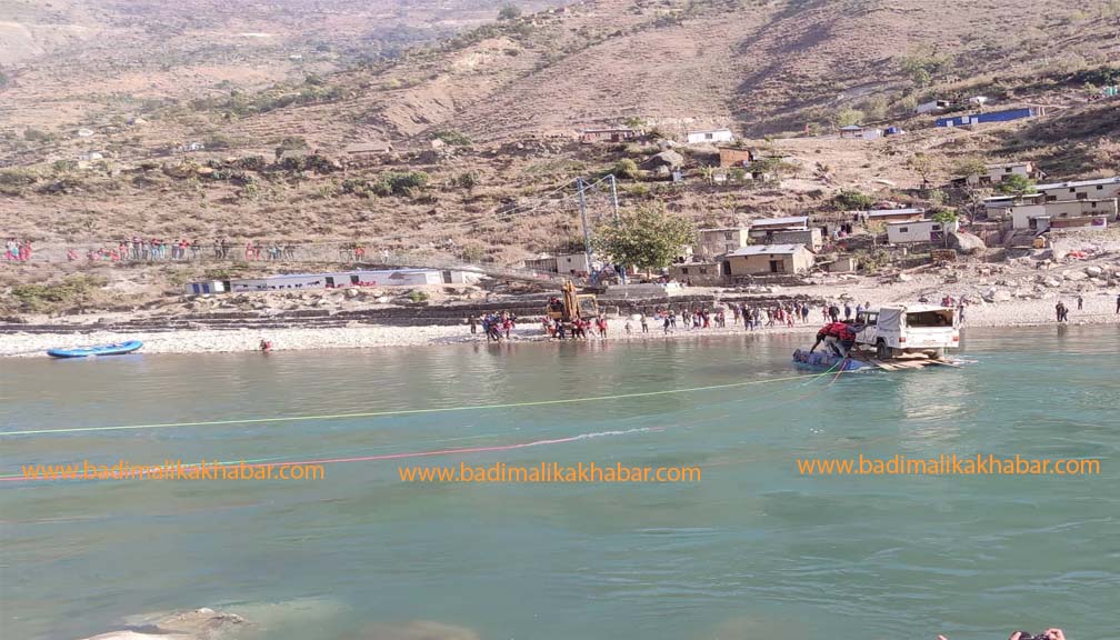 बाजुराको स्वामिकार्तिक गाउँपालिकामा कर्णालीमा तारेर पहिलो पटक जीप पुगाए